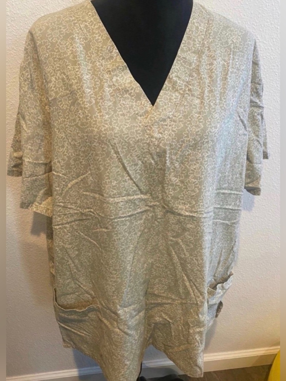 Women’s Short Sleeve Scrub Top (Size 2XL)